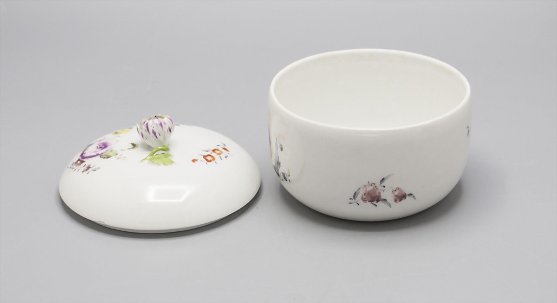 Zuckerdose mit Blumenmalerei / A sugar bowl with flowers, Meissen, Mitte 18. Jh. - Bild 3 aus 4