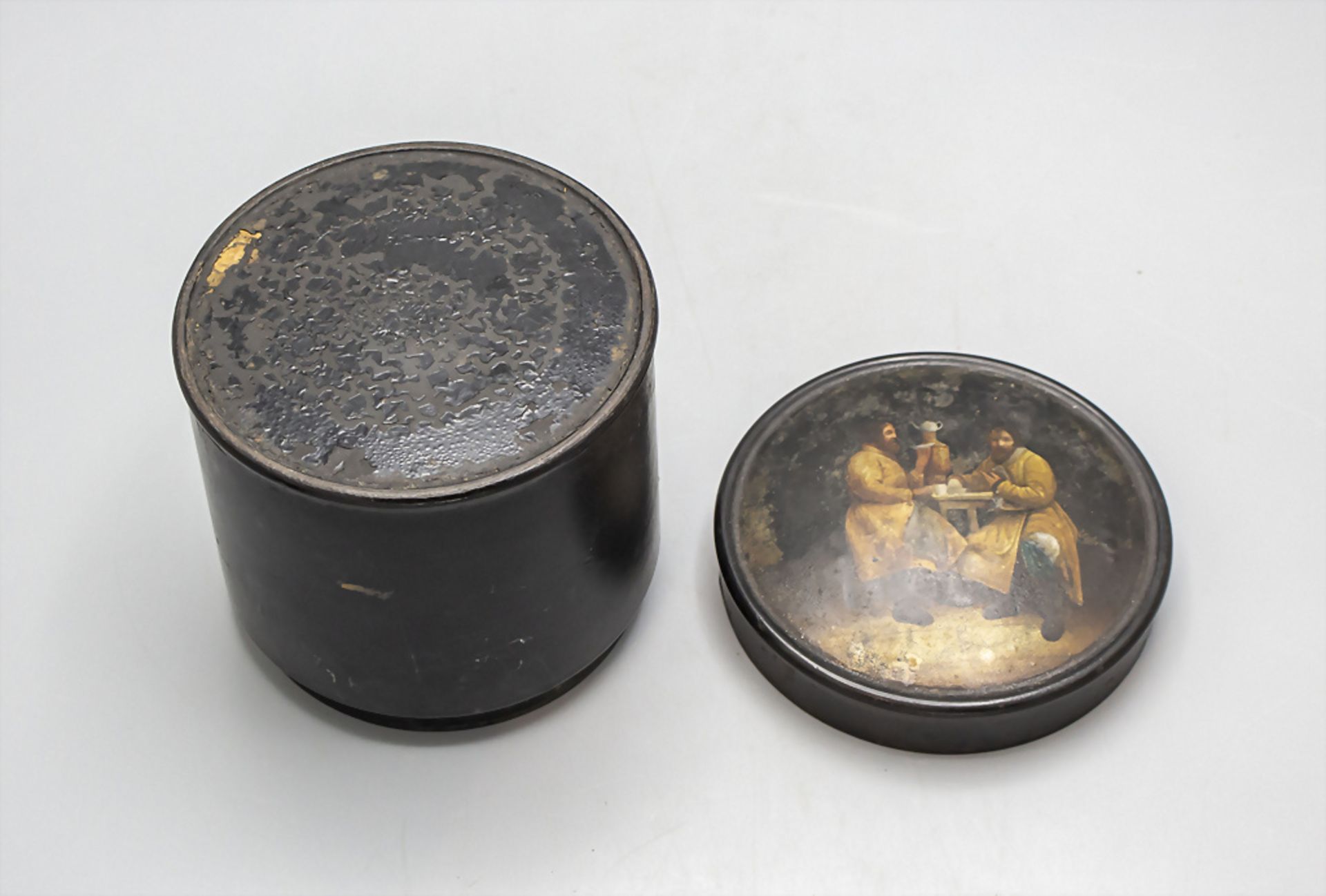 Lackteedose mit Genreszene 'Die Teetrinker' / A lacquered tea caddy with a genre scene 'Tea ... - Image 5 of 5