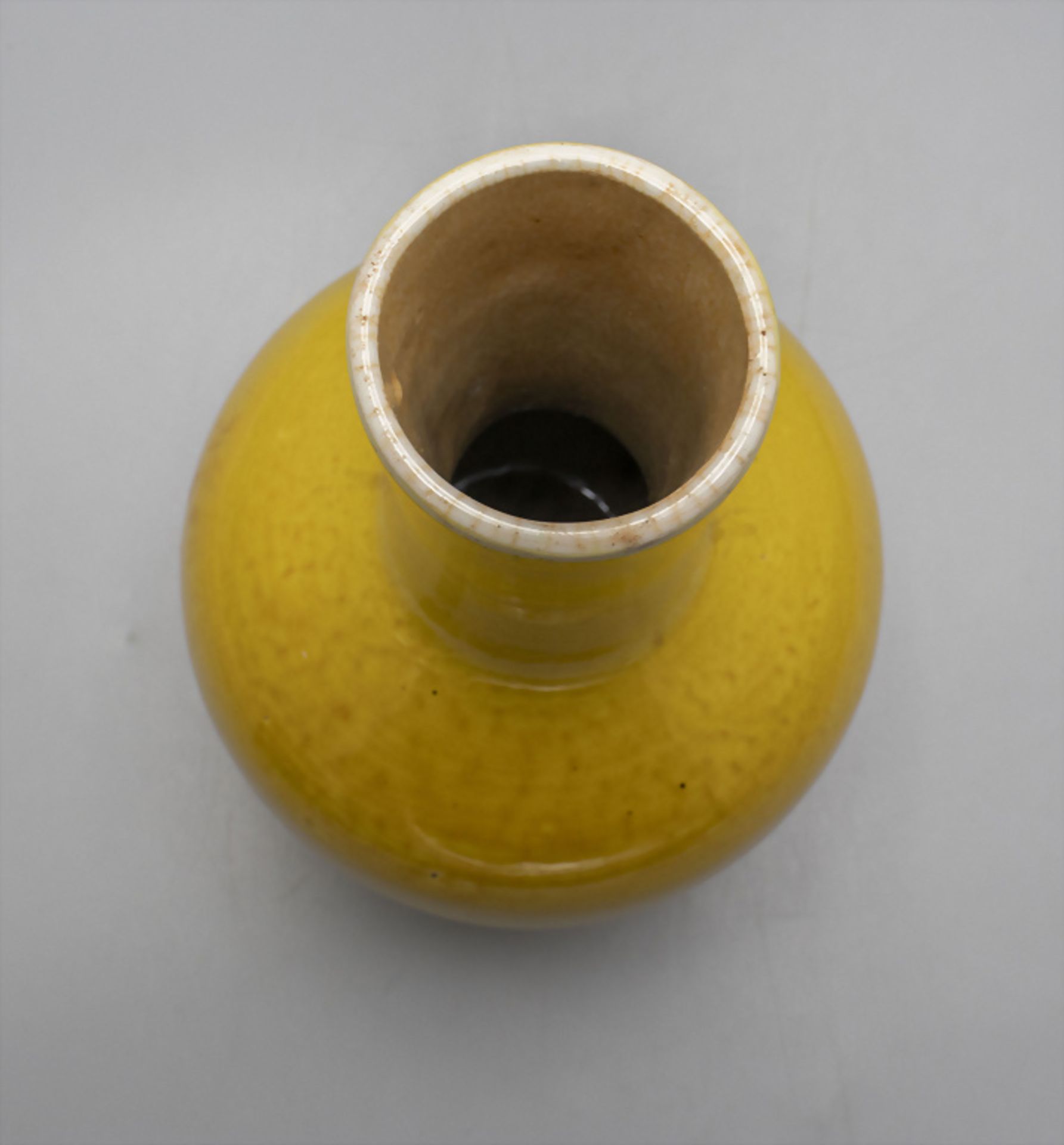 Kleine gelbe Halsvase / Small yellow neck vase, Qing-Dynastie, 19.Jh., China - Bild 2 aus 3
