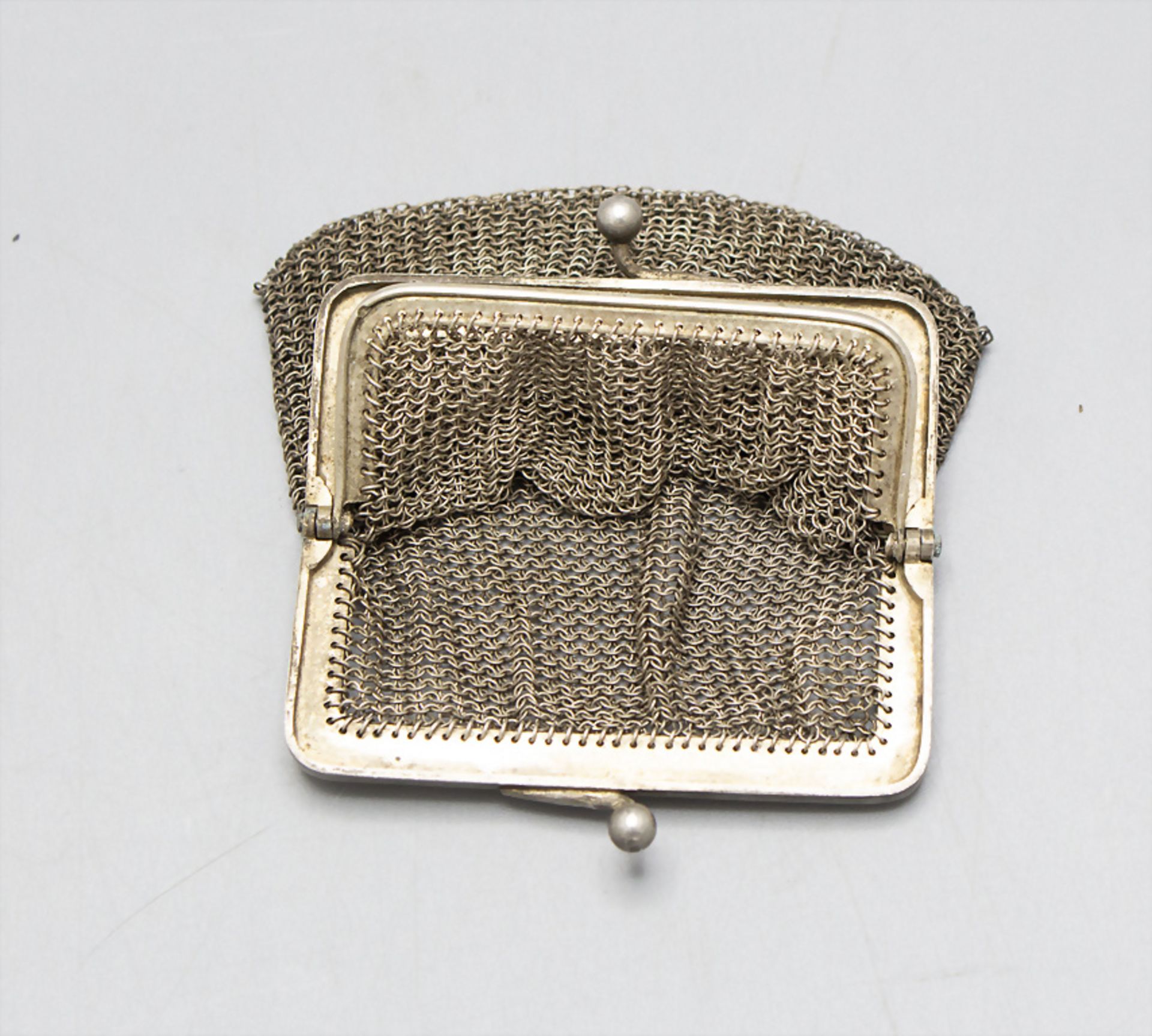 Kleine Art Déco Kettentasche / Börse / A small Art Deco silver purse, um 1920 - Image 3 of 3