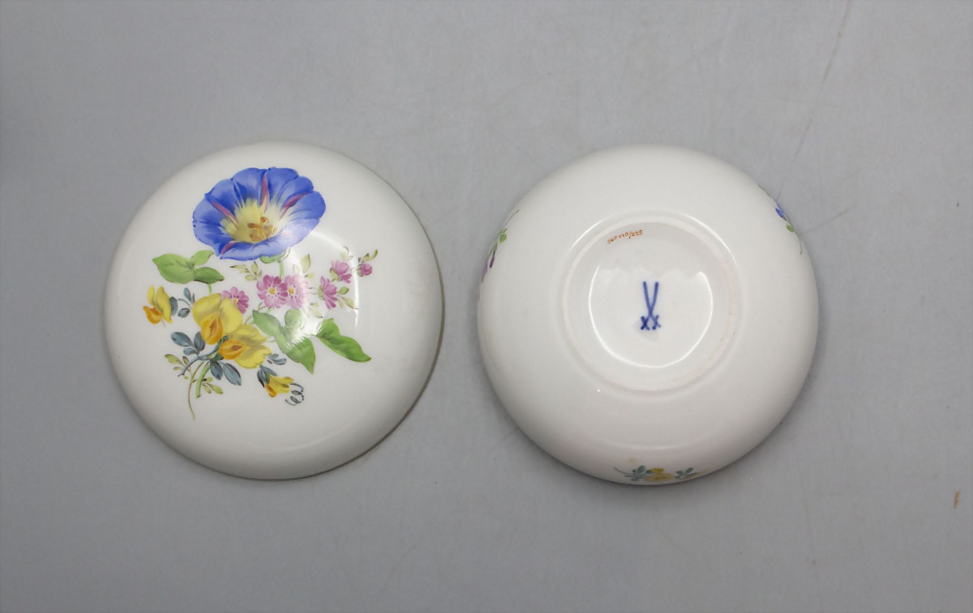 Runde Deckeldose mit Blumenmalerei / A lidded box with flowers, Meissen, 1993 - Bild 4 aus 4