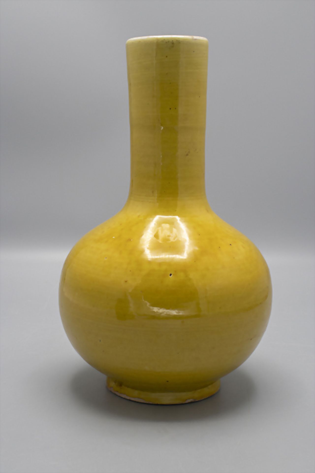 Kleine gelbe Halsvase / Small yellow neck vase, Qing-Dynastie, 19.Jh., China