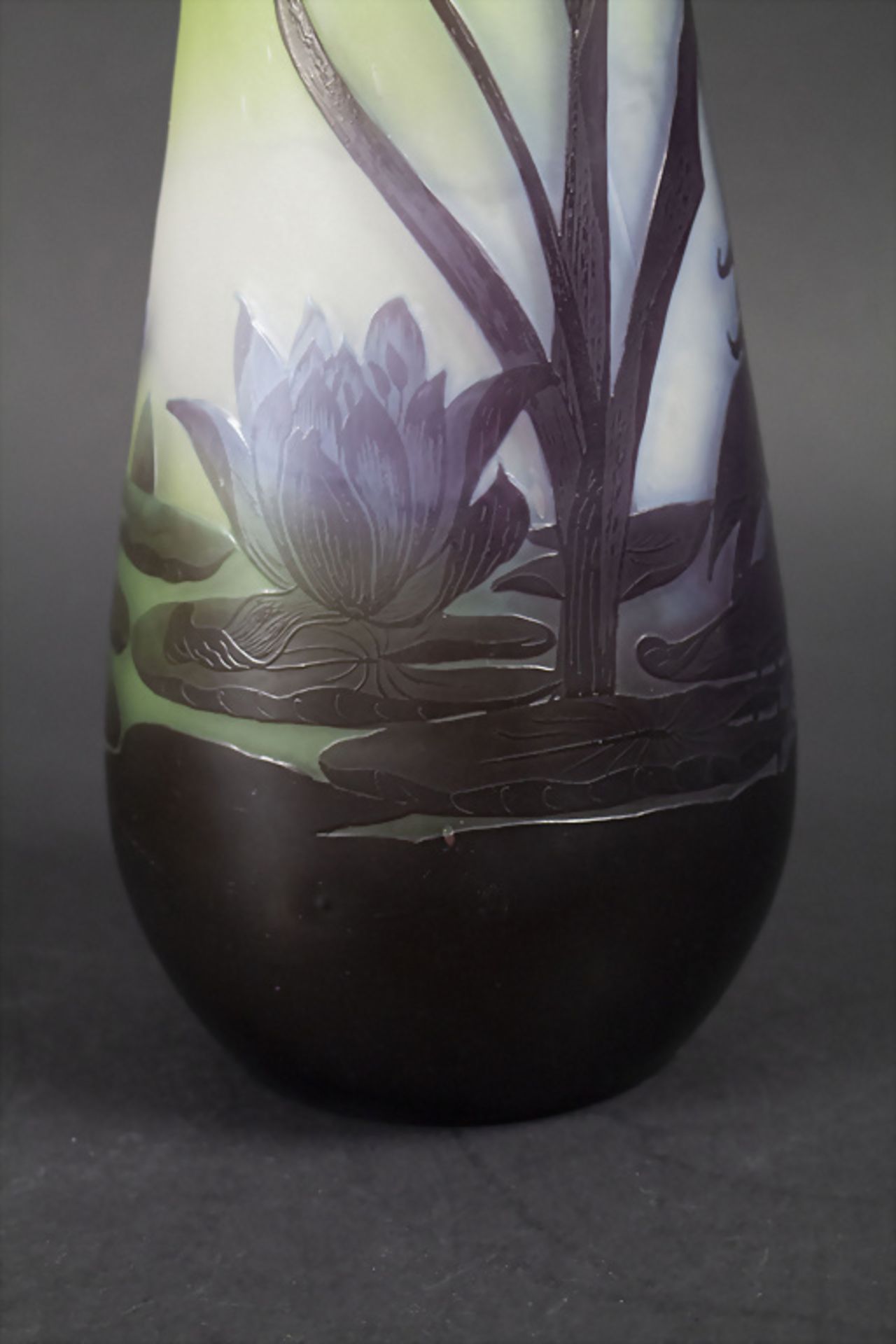 Große Jugendstil Vase mit Seerosen / A large cameo glass vase with water lilies, Emile Gallé, ... - Image 2 of 7