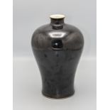 Meiping Vase mit 'Schwarze Familien'- Glasur / A Meiping vase with a 'Black Family' glaze, ...