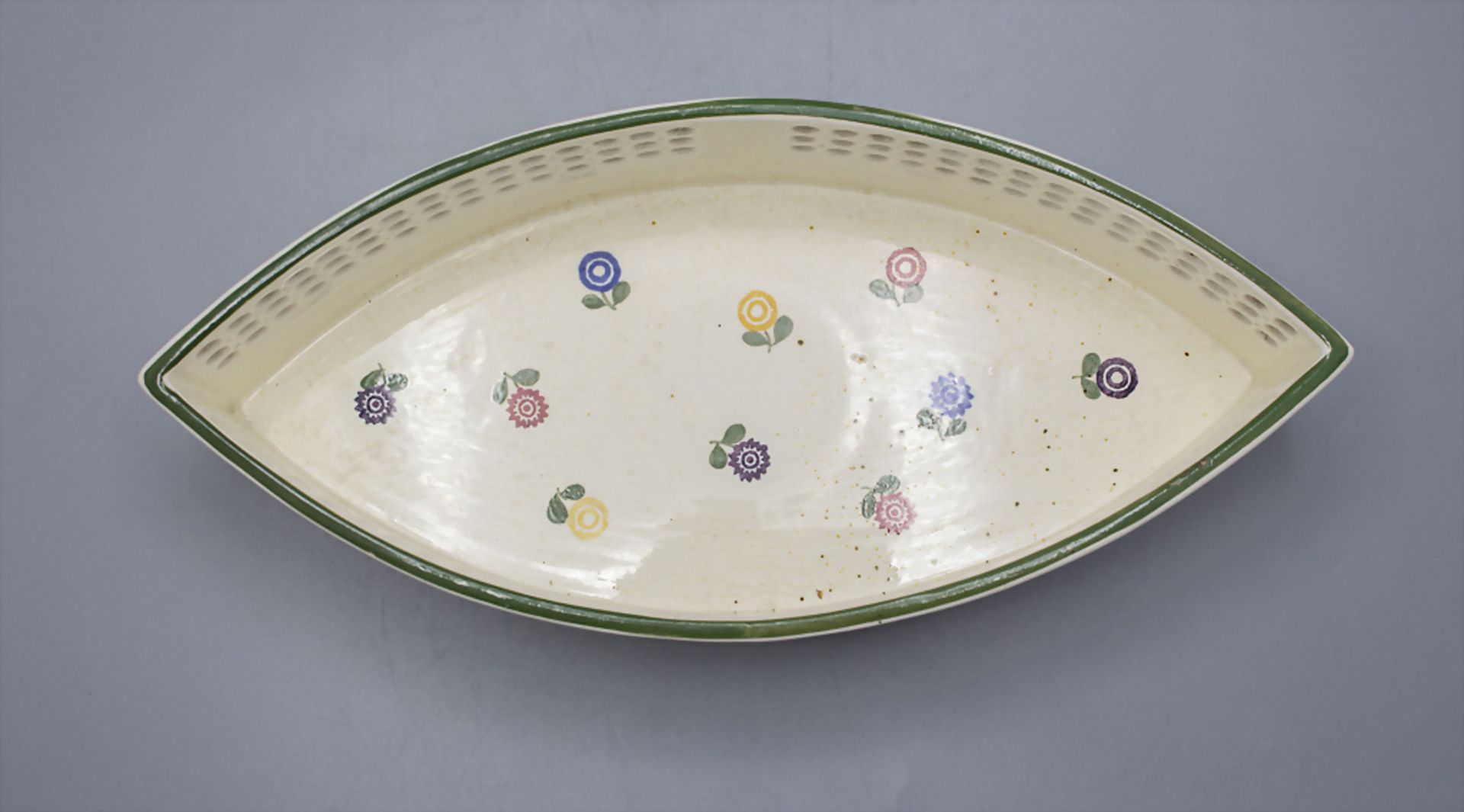 Konfektschale in Schiffchenform / A serving bowl with flowers, Wächtersbach, um 1900 - Image 3 of 5