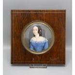 Biedermeier Miniatur Porträt einer jungen Frau im blauem Kleid mit Spitze / A miniature ...