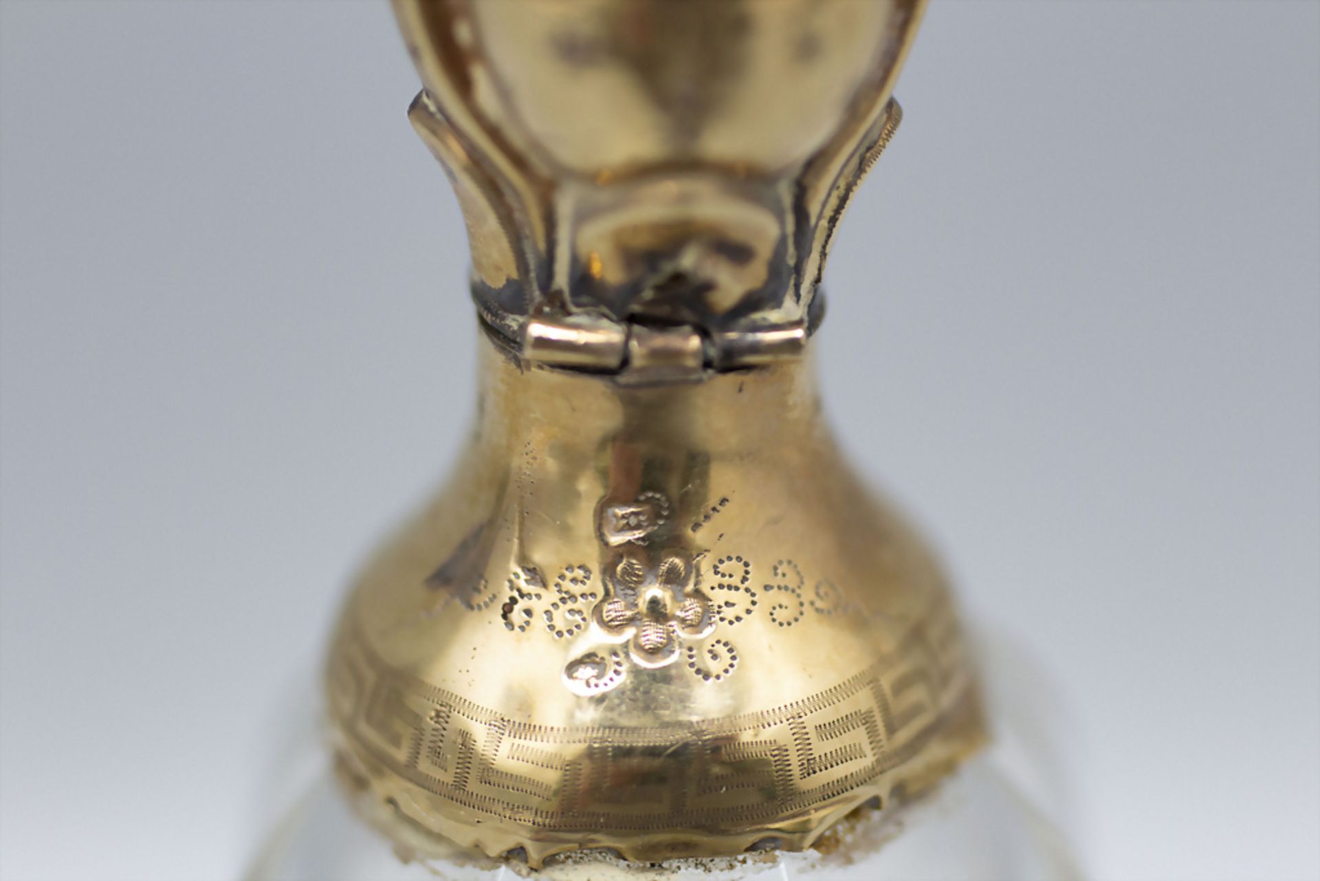 Glasflakon mit Goldmonturen / A glass perfume bottle with assemblings of gold, Niederlande, um 1820 - Bild 3 aus 4