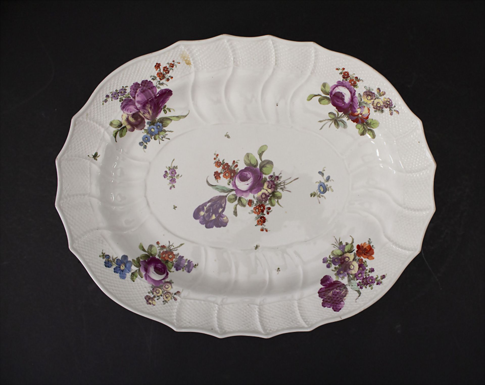 Große Servierplatte mit Blumenmalerei / A large serving platter with flowers, Wien, 18. Jh.