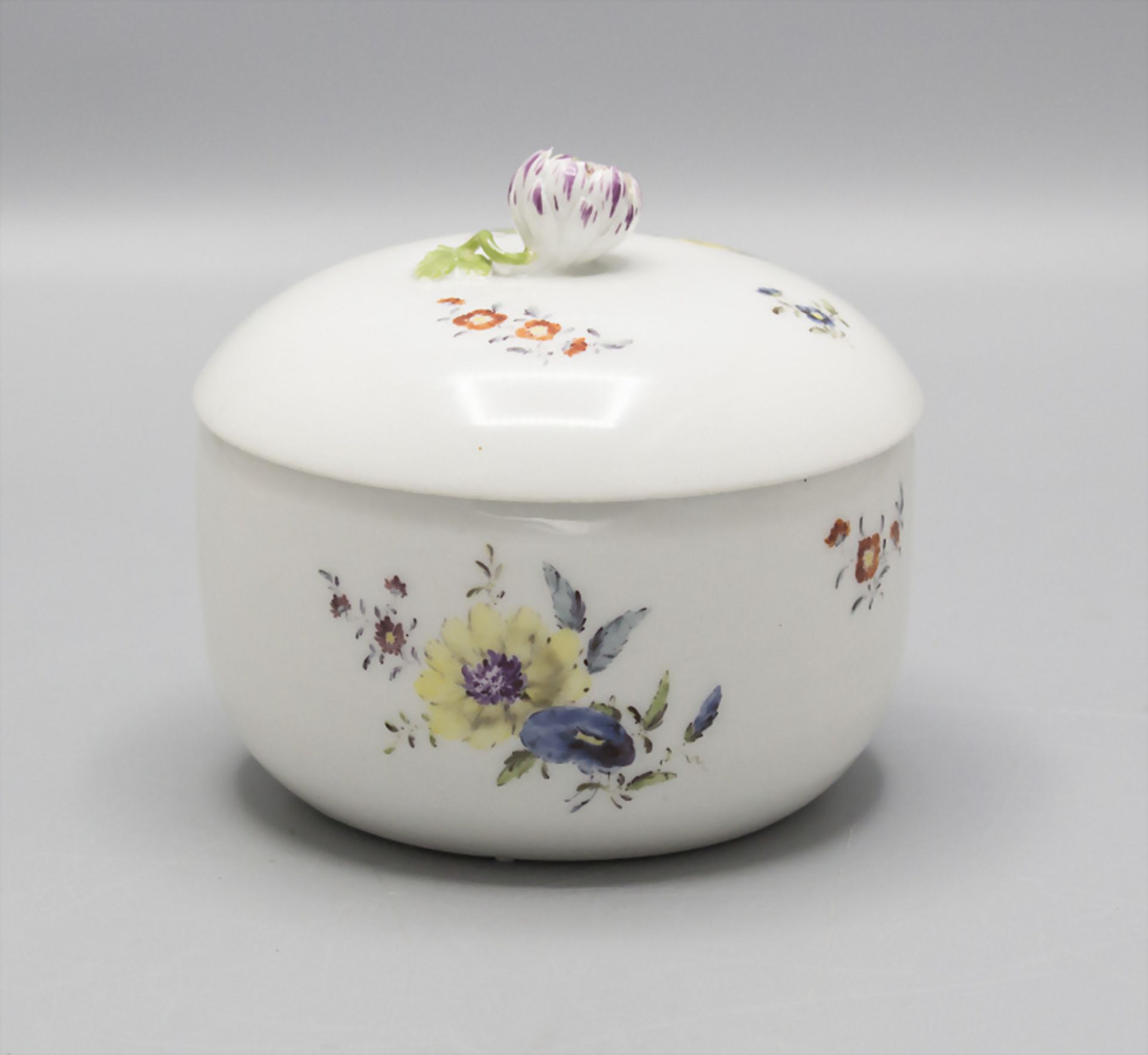 Zuckerdose mit Blumenmalerei / A sugar bowl with flowers, Meissen, Mitte 18. Jh. - Bild 2 aus 4