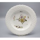 Teller mit Frühlingsblumen / A plate with Spring flowers, wohl deutsch, 1. Hälfte 18. Jh.