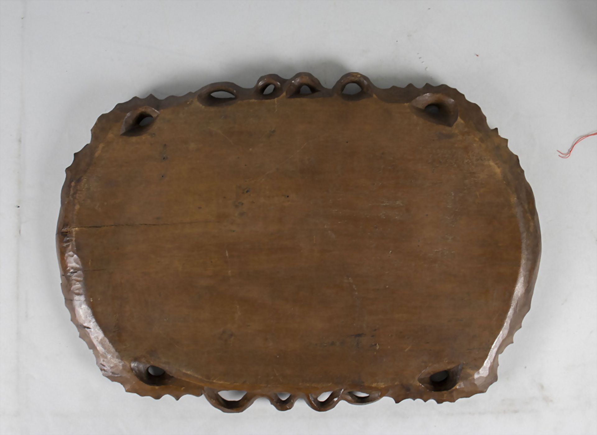 Schweres Holztablett mit vier Fledermäusen / A wooden tray with four bats, wohl China, 19./20. Jh. - Bild 2 aus 5