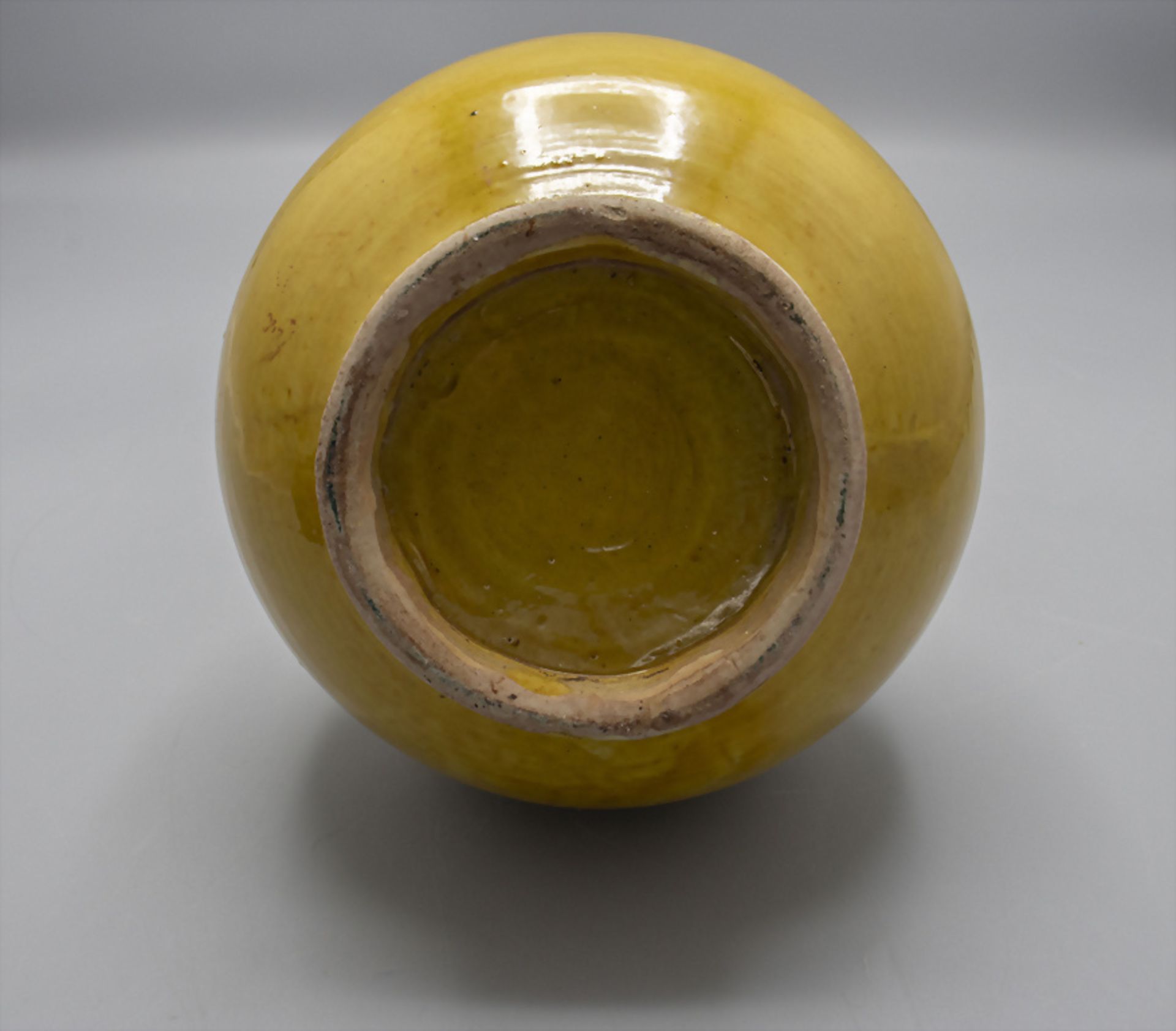 Kleine gelbe Halsvase / Small yellow neck vase, Qing-Dynastie, 19.Jh., China - Bild 3 aus 3