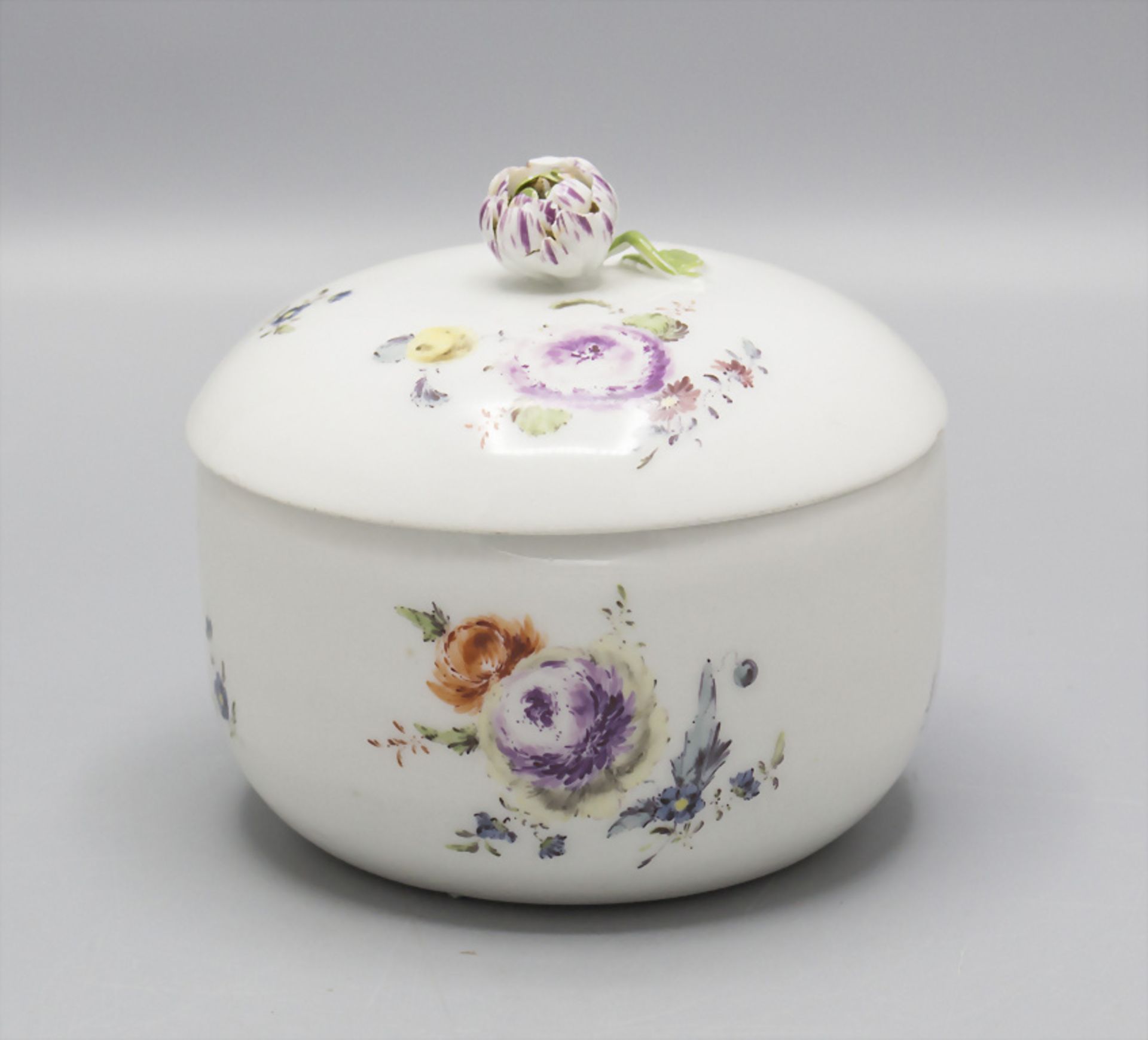 Zuckerdose mit Blumenmalerei / A sugar bowl with flowers, Meissen, Mitte 18. Jh.