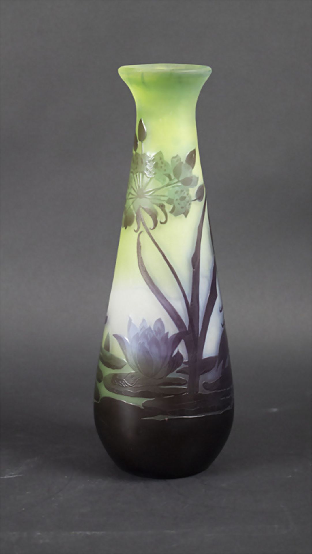 Große Jugendstil Vase mit Seerosen / A large cameo glass vase with water lilies, Emile Gallé, ...