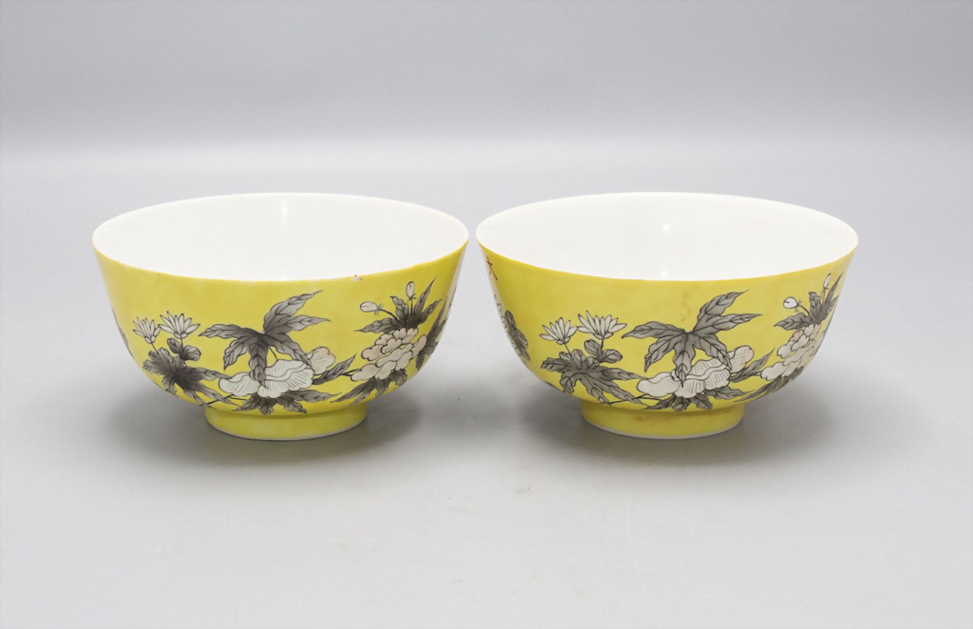Paar gelbe Schalen / A pair of yellow bowls, Ende 19. Jh., China - Bild 2 aus 7