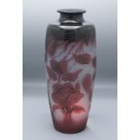 Jugendstil Vase mit Rosenzweigen / An Art Nouveau cameo glass vase with roses, Paul Nicolas, ...