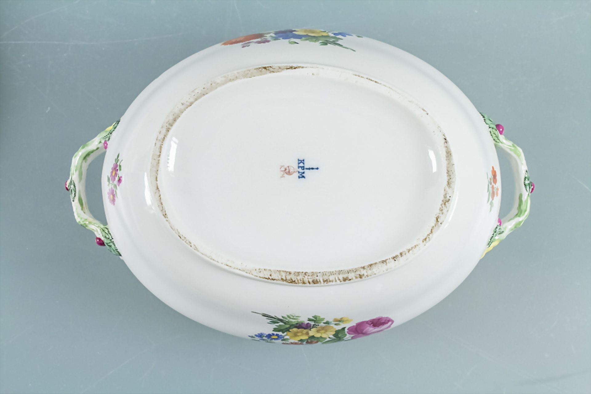 Große Deckelterrine mit Kirschen / A large covered tureen with cherries, KPM Berlin, 19. Jh. - Bild 5 aus 5