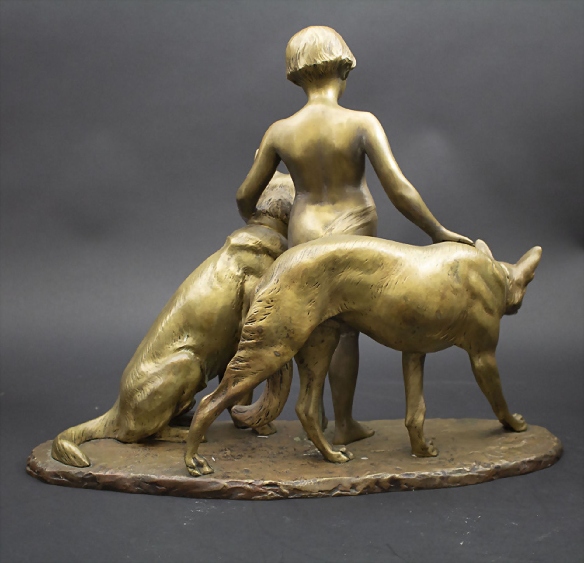 Louis RICHÉ (1877-1949), Bronzeplastik 'Mädchen mit zwei Hunden' / A bronze sculpture 'Girl ... - Image 5 of 9