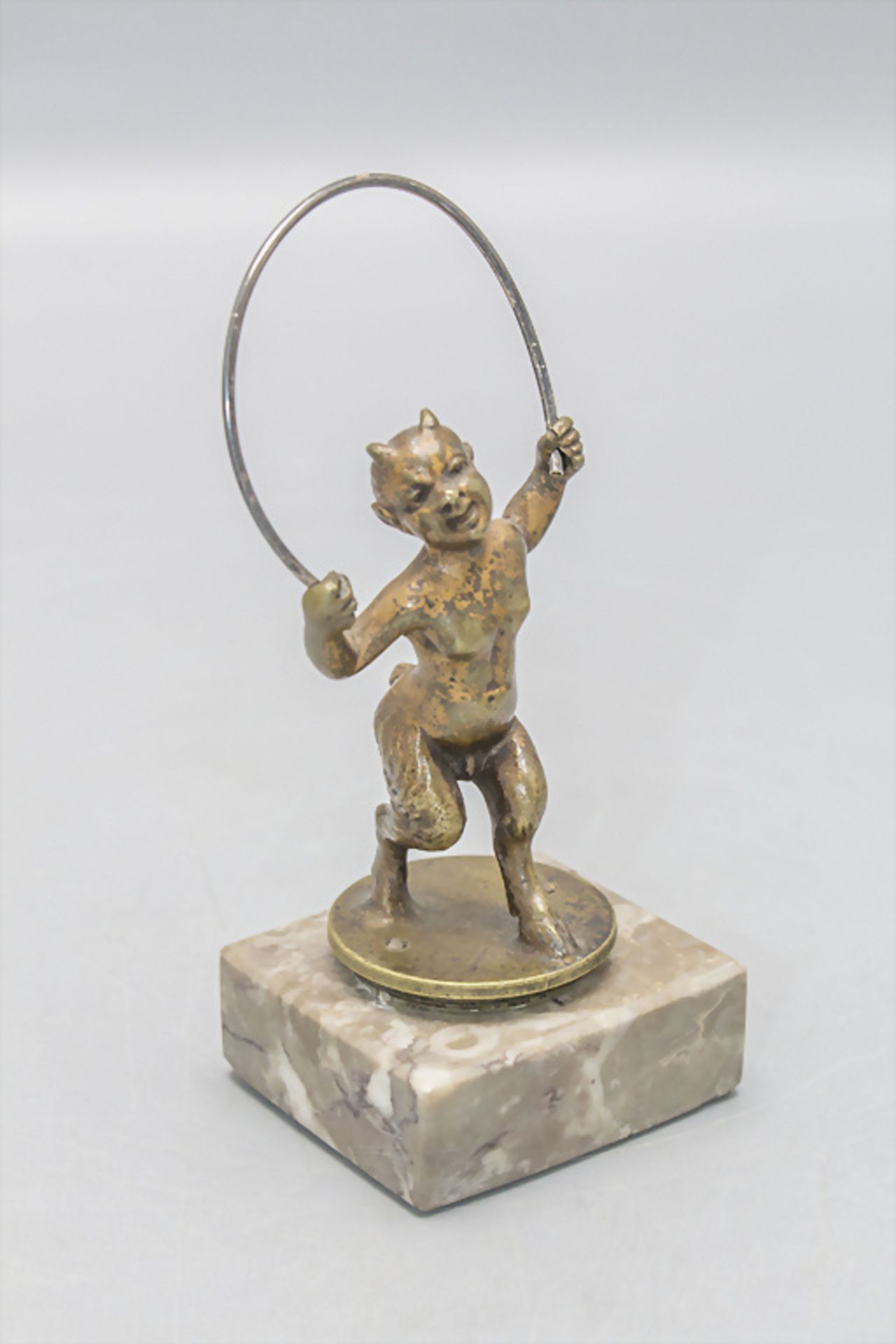 Kleiner Bronze Satyr / Faun / A bronze figure of a satyr, um 1900 - Image 2 of 4