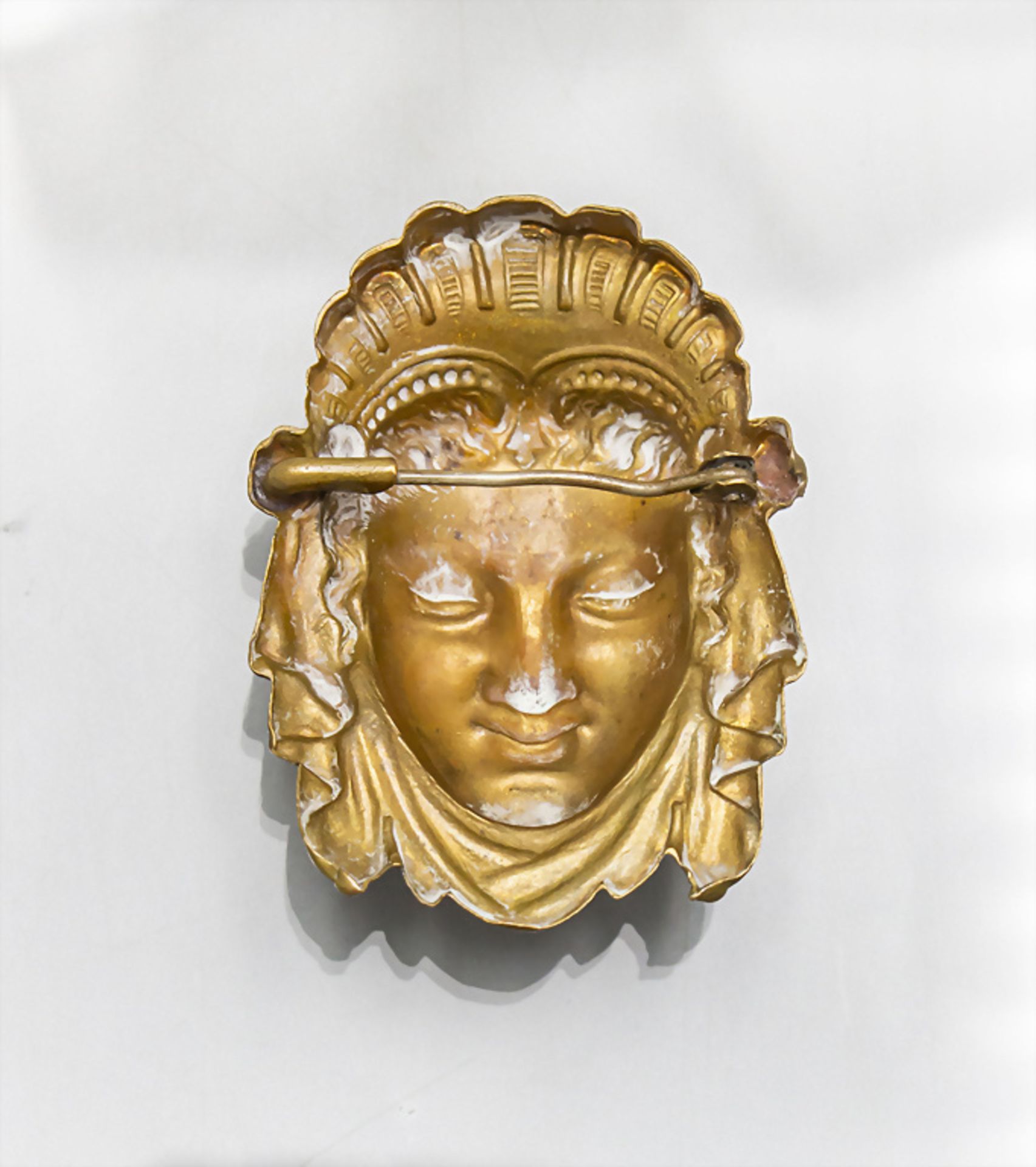 Brosche 'Antiker Kopf einer Griechin' / A brass brooch 'head of a Greek woman', um 1900 - Image 2 of 2