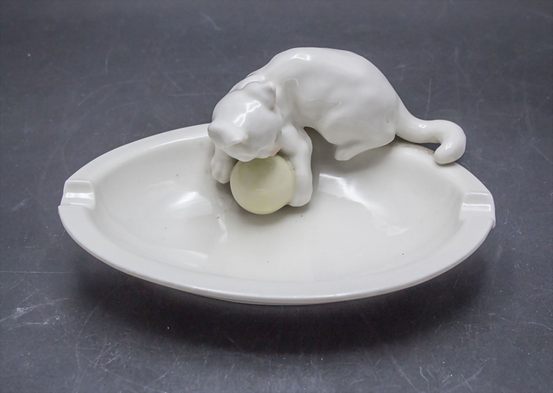 Aschenbecher mit spielender Katze / An ashtray with a playing cat, K. Tutter, Hutschenreuther ... - Image 3 of 6