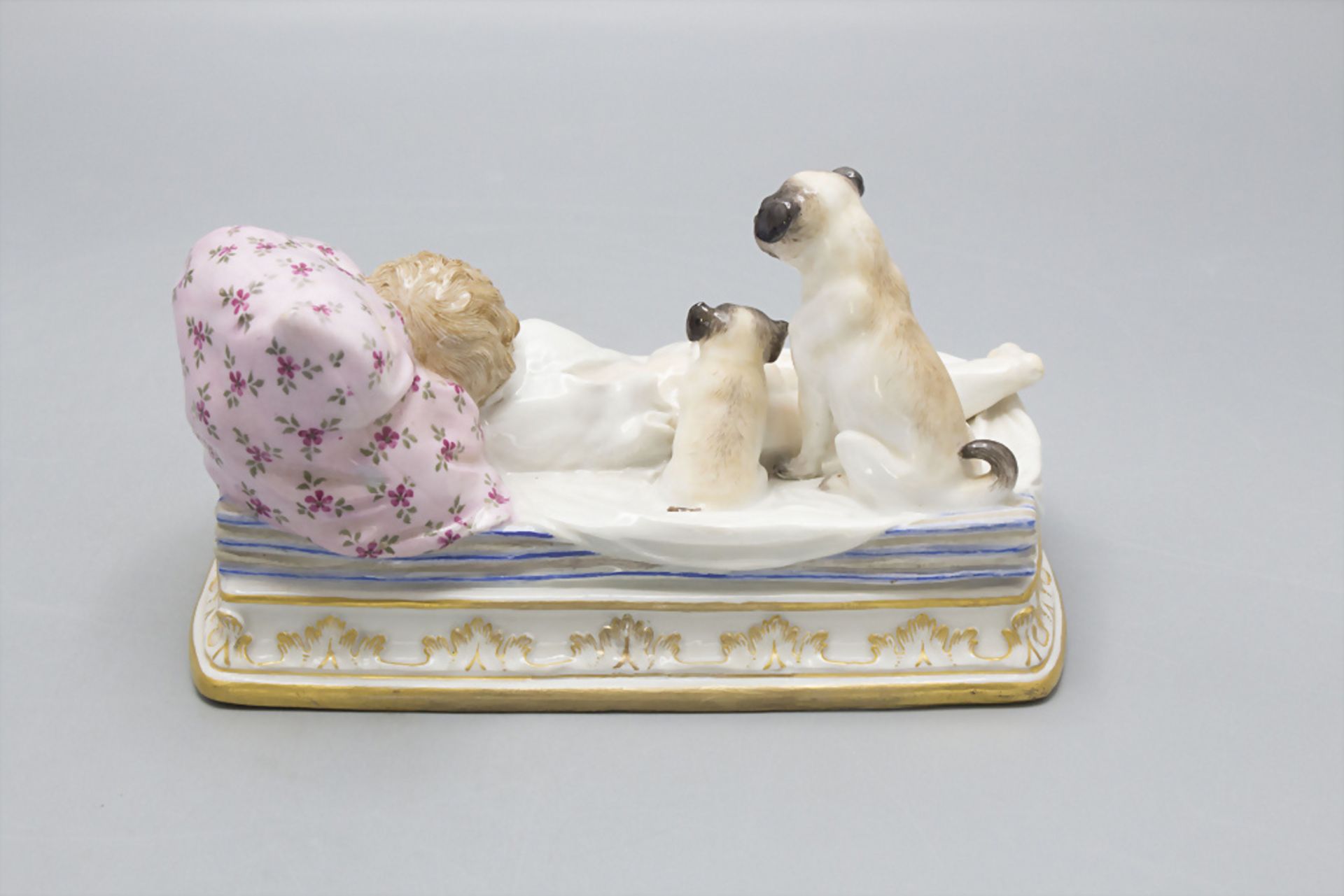 Kind mit 3 Mopshunden / A child with 3 pug dogs, Meissen, Ende 19. Jh. - Image 3 of 5