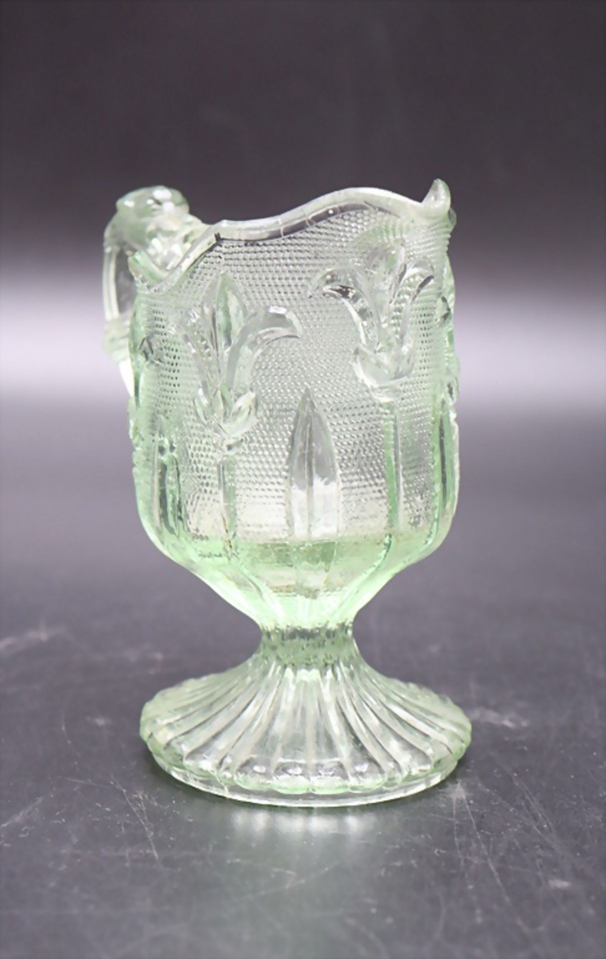 Frühes Pressglaskännchen mit Hundekopfhenkel / Uranglas / An early moulded uranium glass jug / ... - Image 4 of 6