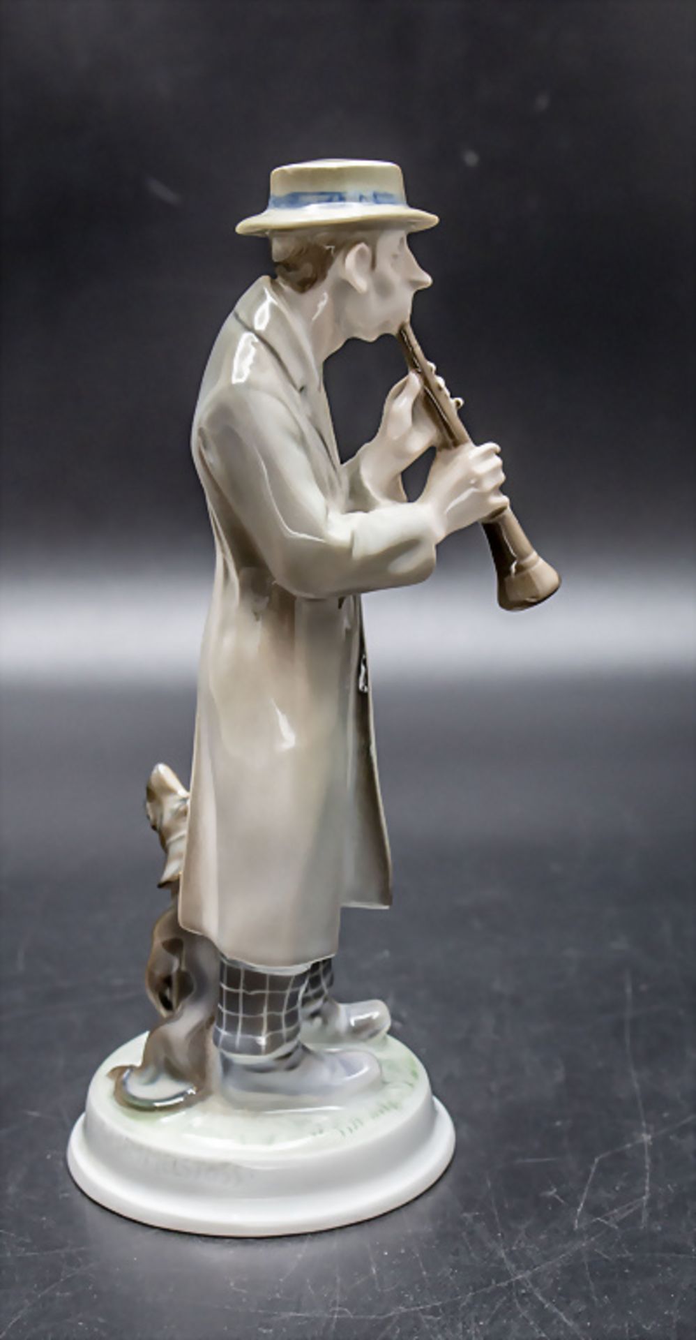 Porzellanfigur 'Klarinettist mit Hund' / A porcelain figure of a clarinetist with dog, ... - Image 4 of 6