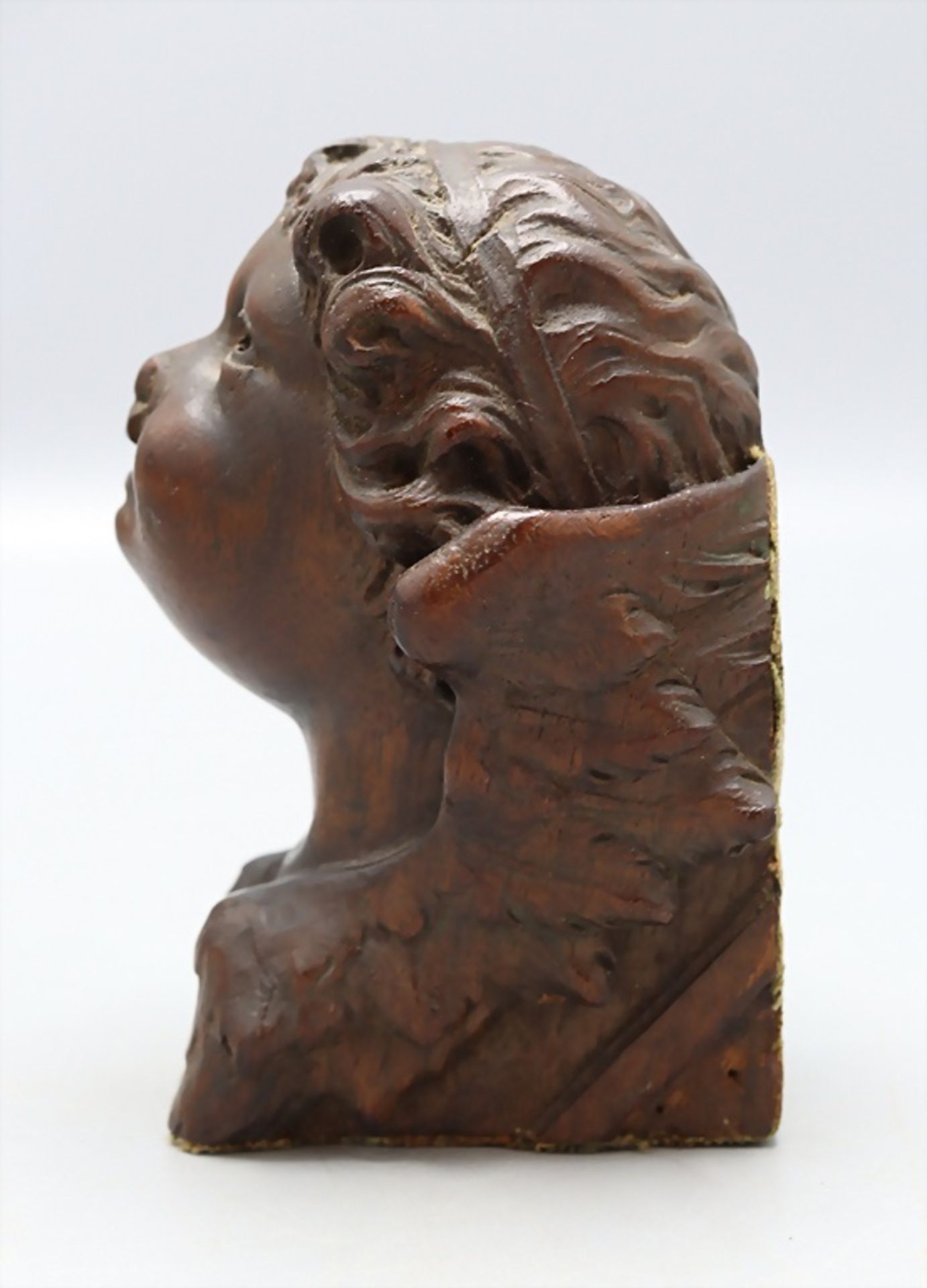 Holz Applike 'Geflügelter Engelskopf' / A wooden head of a winged cherub, 18. Jh. oder älter - Image 2 of 5
