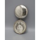 Großes rundes Silber Medaillon mit Spiegel / A large round silver medallion with mirror, ...