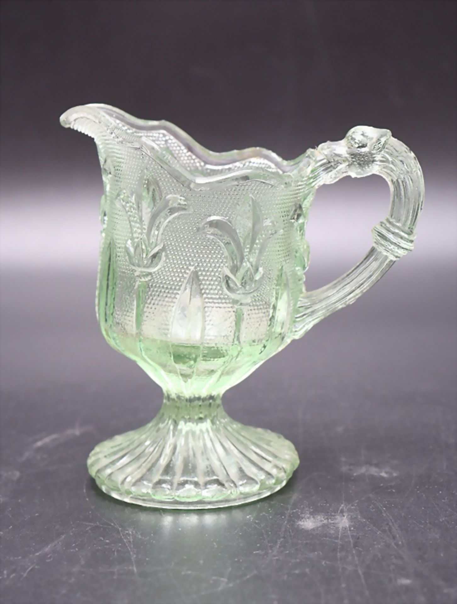 Frühes Pressglaskännchen mit Hundekopfhenkel / Uranglas / An early moulded uranium glass jug / ...