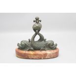 Bronze Skulptur 'Paar Delphine mit Königslilie' / A bronze sculpture of two dolphins with the ...