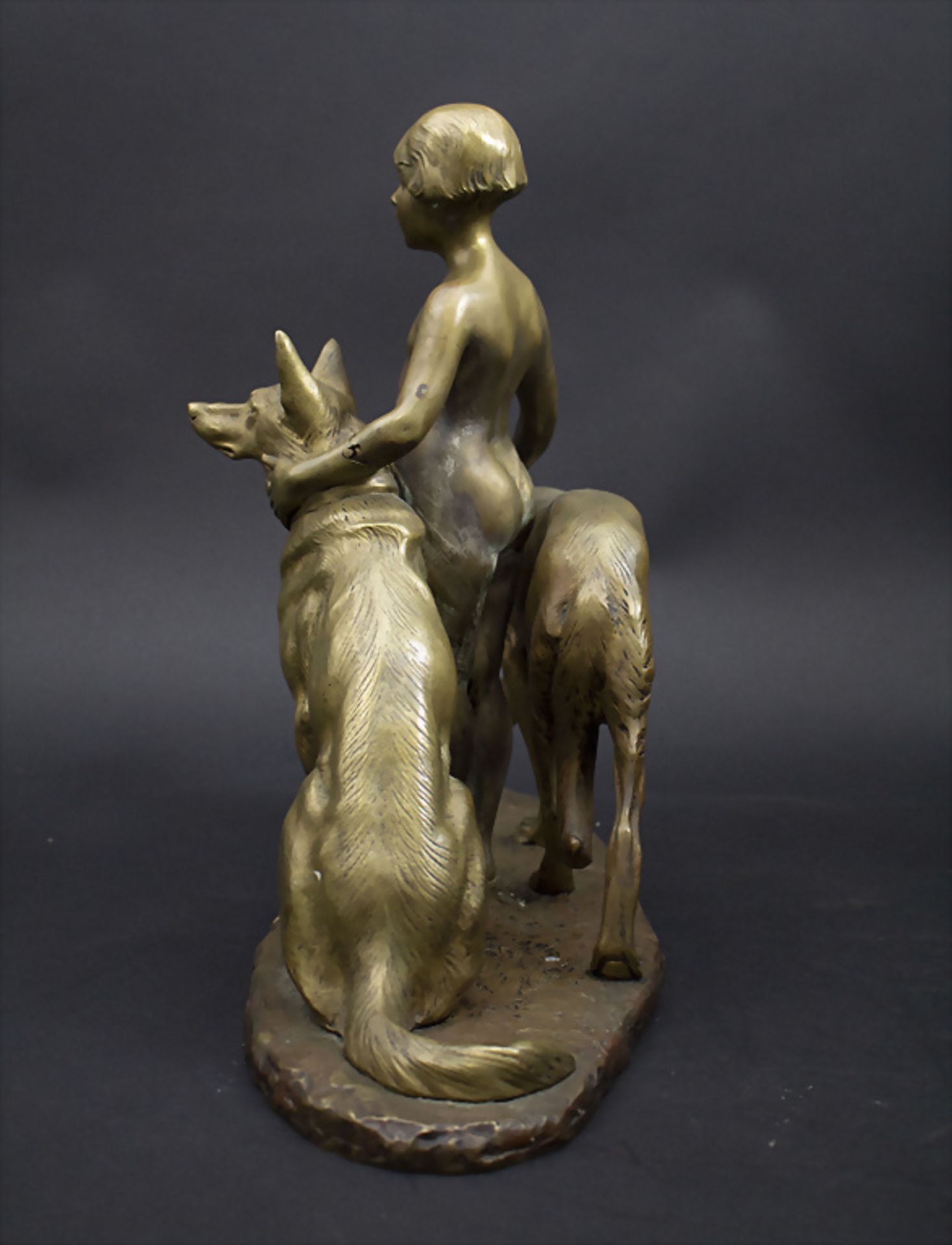 Louis RICHÉ (1877-1949), Bronzeplastik 'Mädchen mit zwei Hunden' / A bronze sculpture 'Girl ... - Image 4 of 9