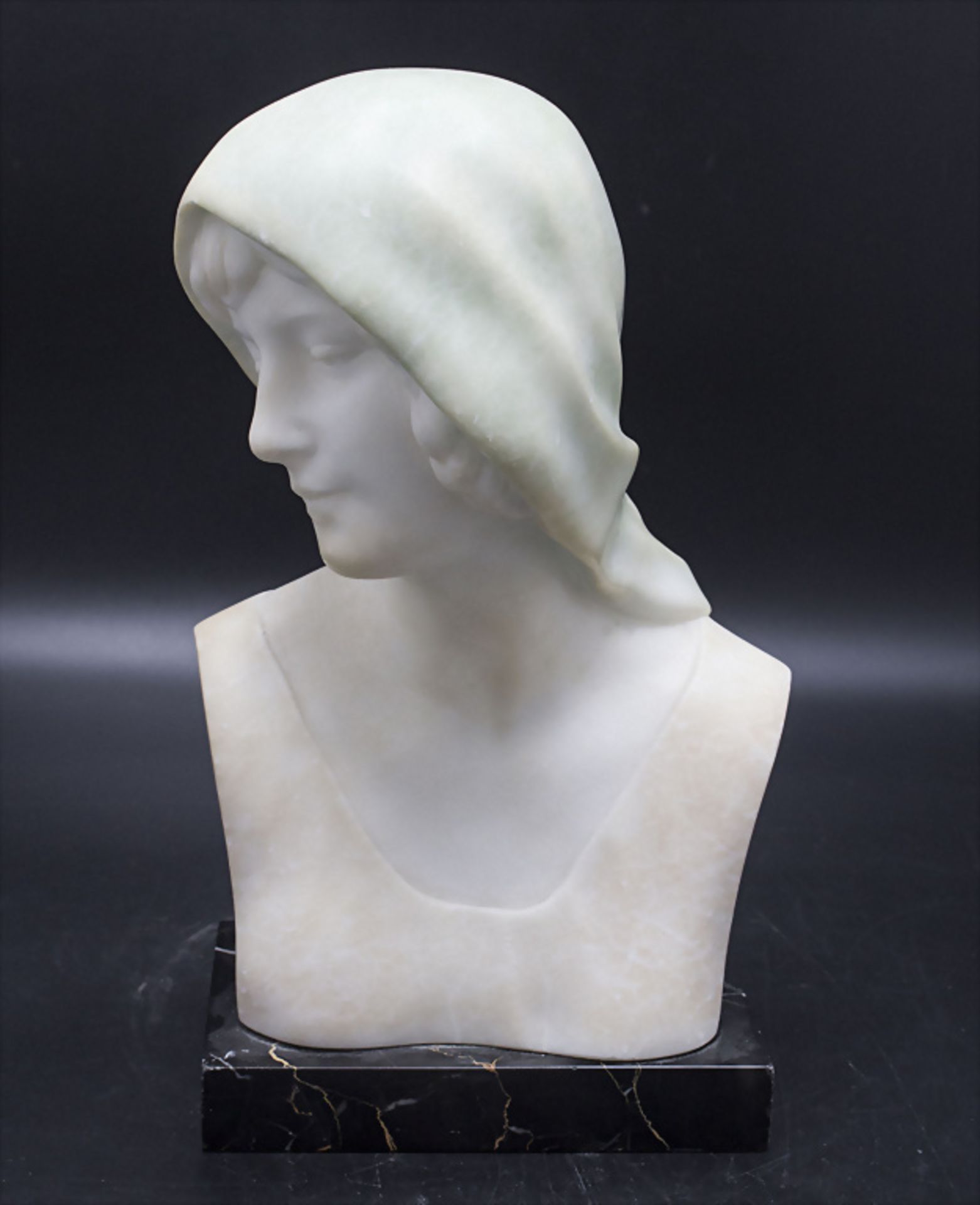 Marmorbüste eines Mädchens / A marble bust of a girl, um 1920 - Bild 2 aus 8
