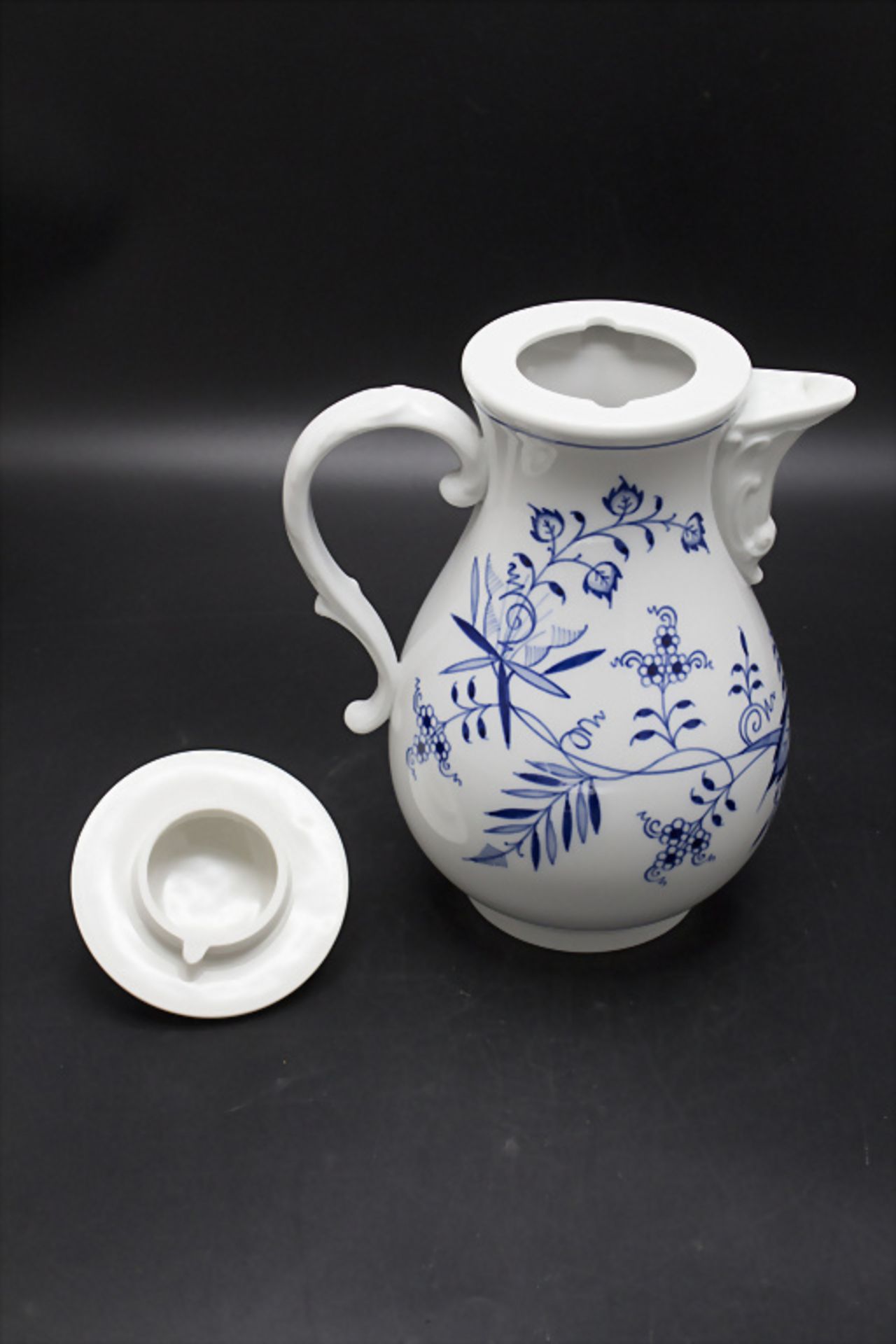 Kaffeekanne mit Zwiebelmuster / A coffee pot with onion pattern, Meissen, 2. Hälfte 20. Jh. - Image 3 of 5