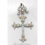 Louis XVI Kreuzanhänger mit Türkisen und Perlen / A Louis XVI cross pendant with turquoises ...