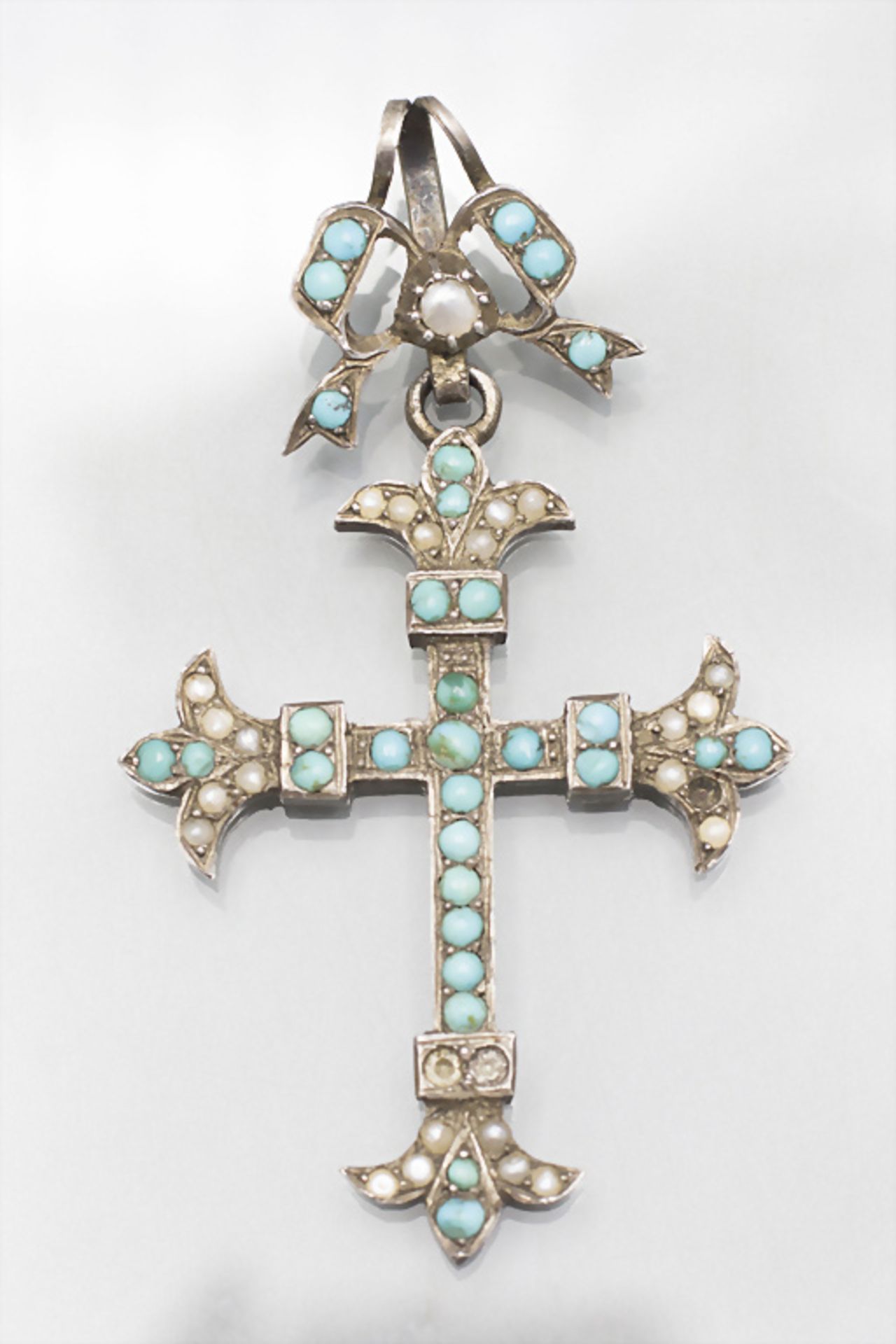 Louis XVI Kreuzanhänger mit Türkisen und Perlen / A Louis XVI cross pendant with turquoises ...