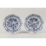 Paar Zwiebelmuster Gemüseschalen / A pair of serving bowls with onion pattern, Meissen, 2. ...