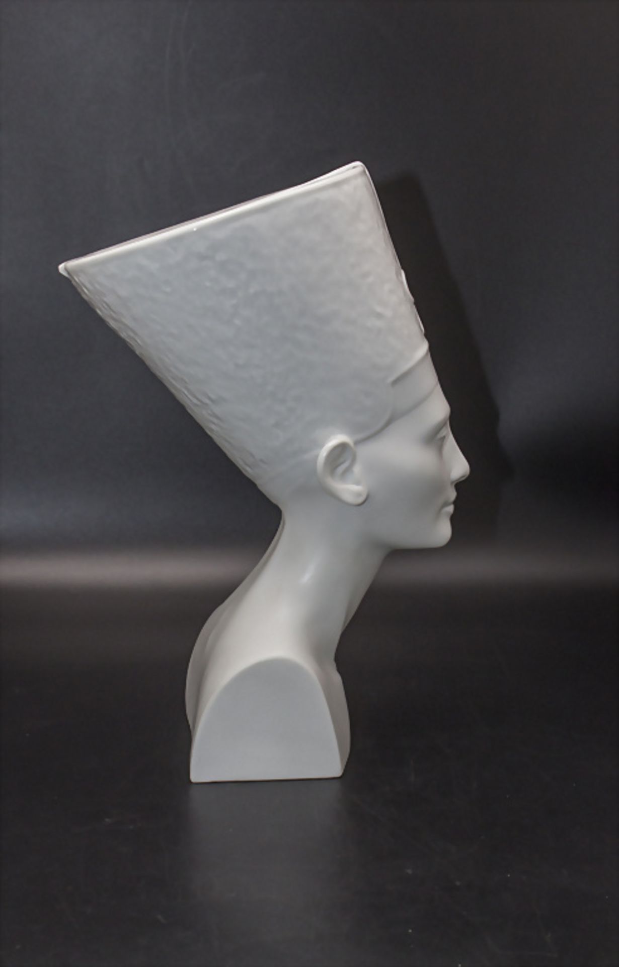 Porzellanfigur 'Büste der Nofretete' / A porcelain figure 'The bust of Nefertiti', Rosenthal, ... - Image 4 of 5