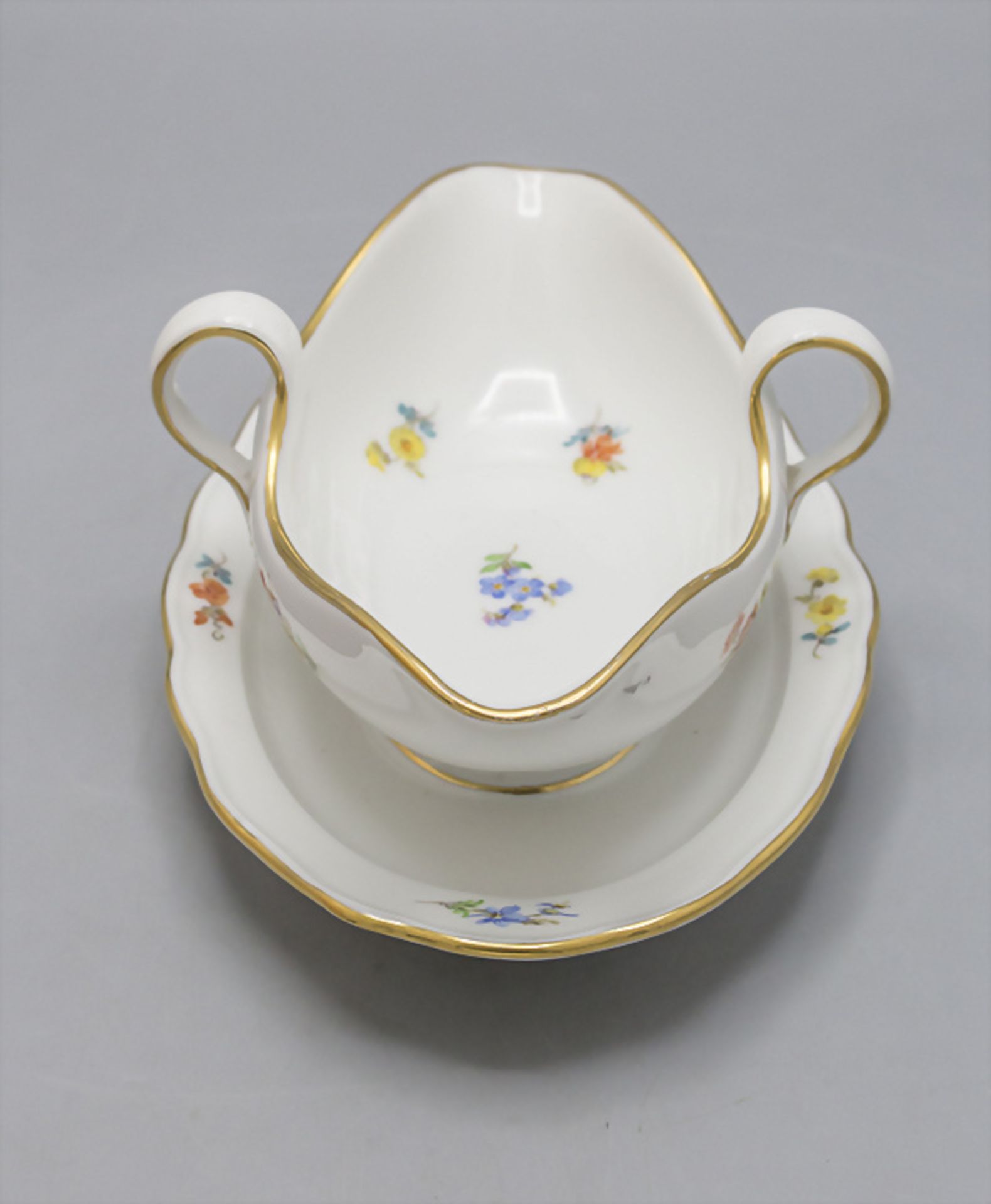 Sauciere mit Streublumen / A sauce boat with scattered flowers, Meissen, wohl 20. Jh. - Image 2 of 5