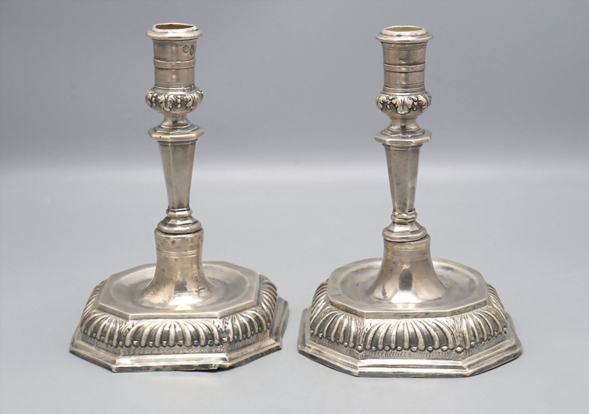 Paar Barock Kerzenleuchter / A pair of silver Baroque candlestick, Zuanne Cottini, Venedig / ...