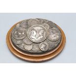 Briefbeschwerer aus Münzen / A paperweight with 18 old coins, Frankreich, nach 1876
