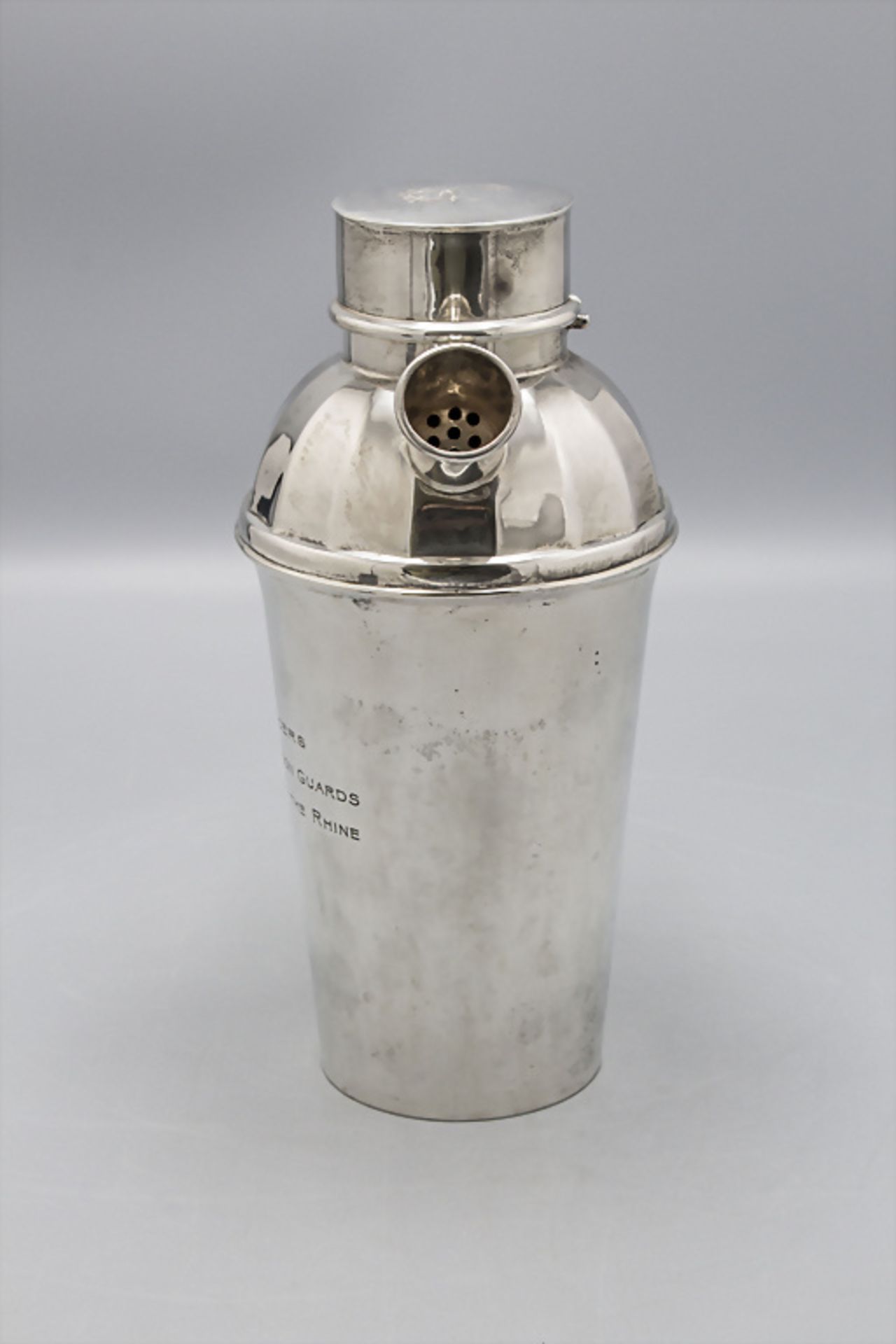 Art Déco Cocktail Shaker / An Art Deco silver cocktail shaker given by the 1st King's Dragoon ... - Bild 2 aus 9