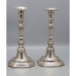 Paar Louis XV. Kerzenleuchter / A pair of Louis XV. silver candlesticks / Paire de Louis XV. ...