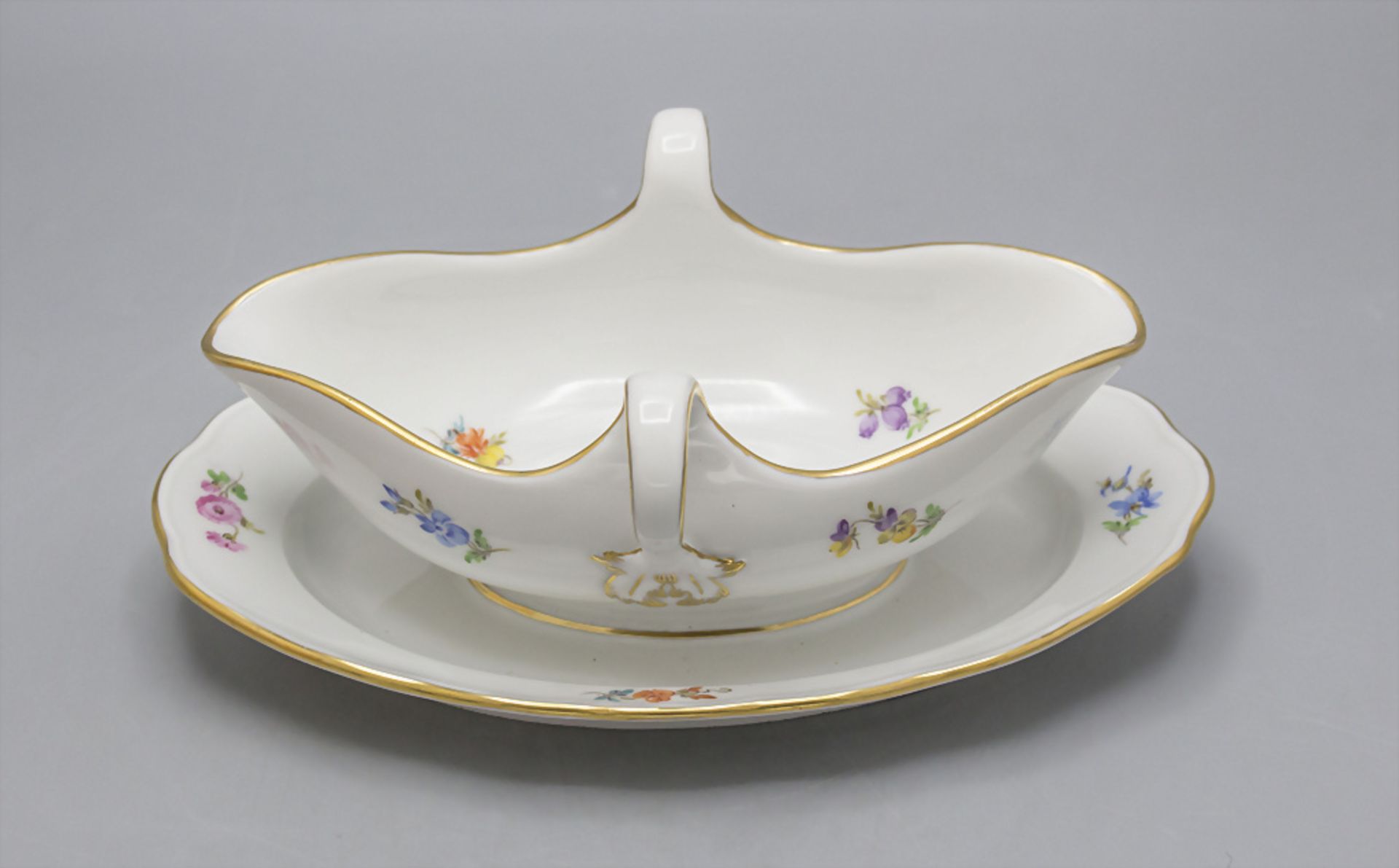 Sauciere mit Streublumen / A sauce boat with scattered flowers, Meissen, wohl 20. Jh.