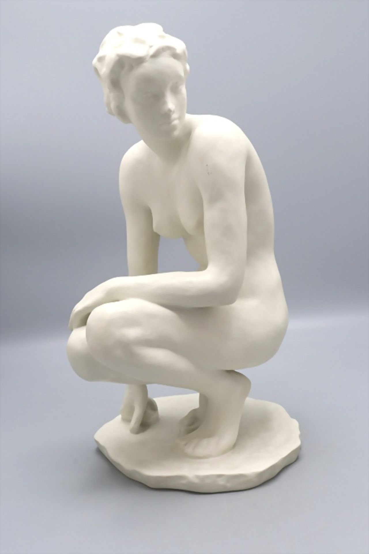Porzellanfigur 'Die Hockende' / A porcelain figure of 'A crouching woman', Fritz Klimsch, ...