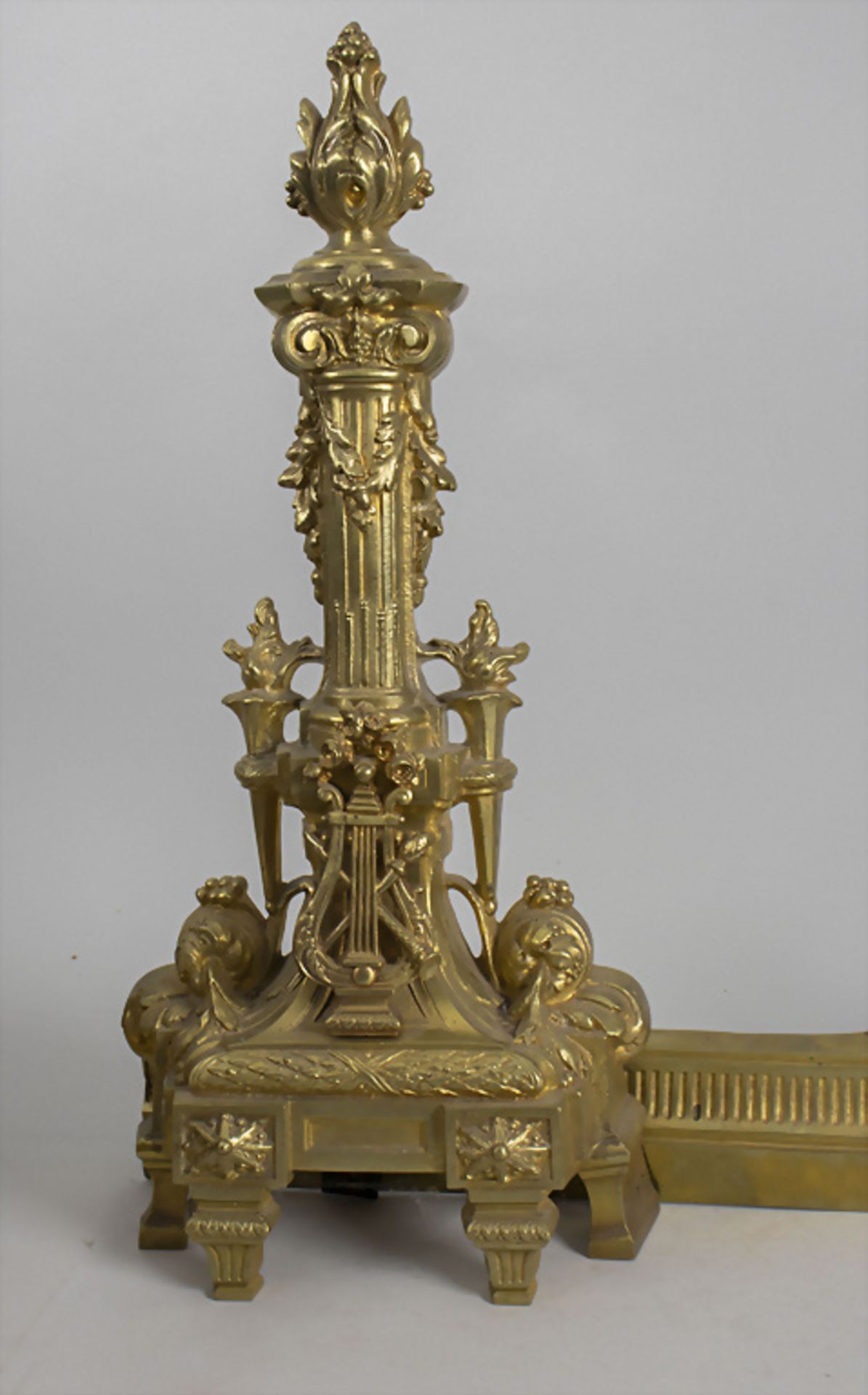 Paar Louis-Seize Kaminböcke / A pair of bronze fireplace chenets/andirons, Frankreich, 1. ... - Image 2 of 5