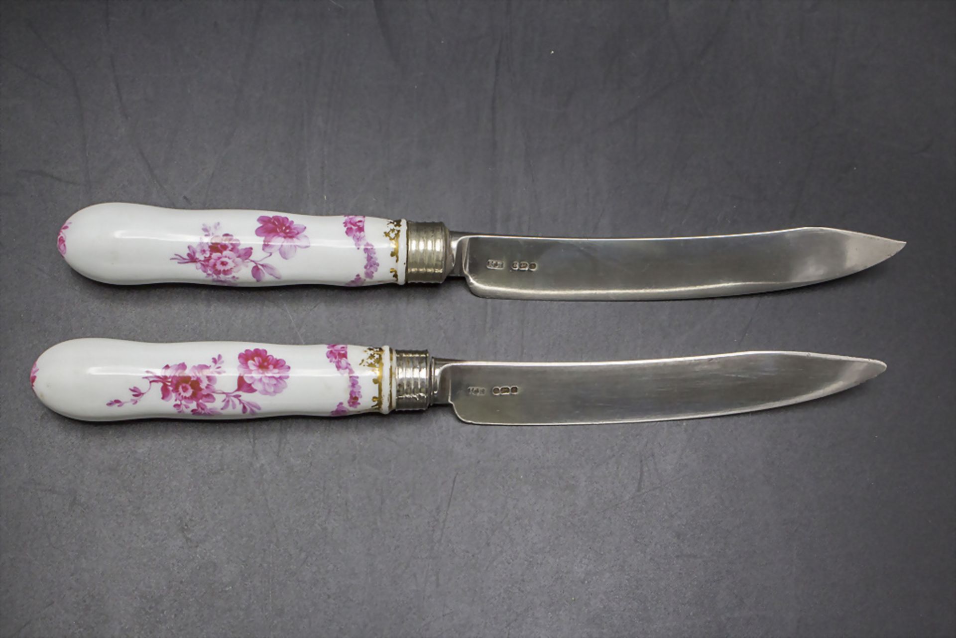 Paar Messer mit Purpurmalerei und Silberklinge / Two knives with purple flowers and silver ... - Image 2 of 4