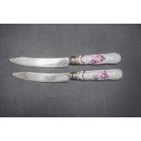 Paar Messer mit Purpurmalerei und Silberklinge / Two knives with purple flowers and silver ...