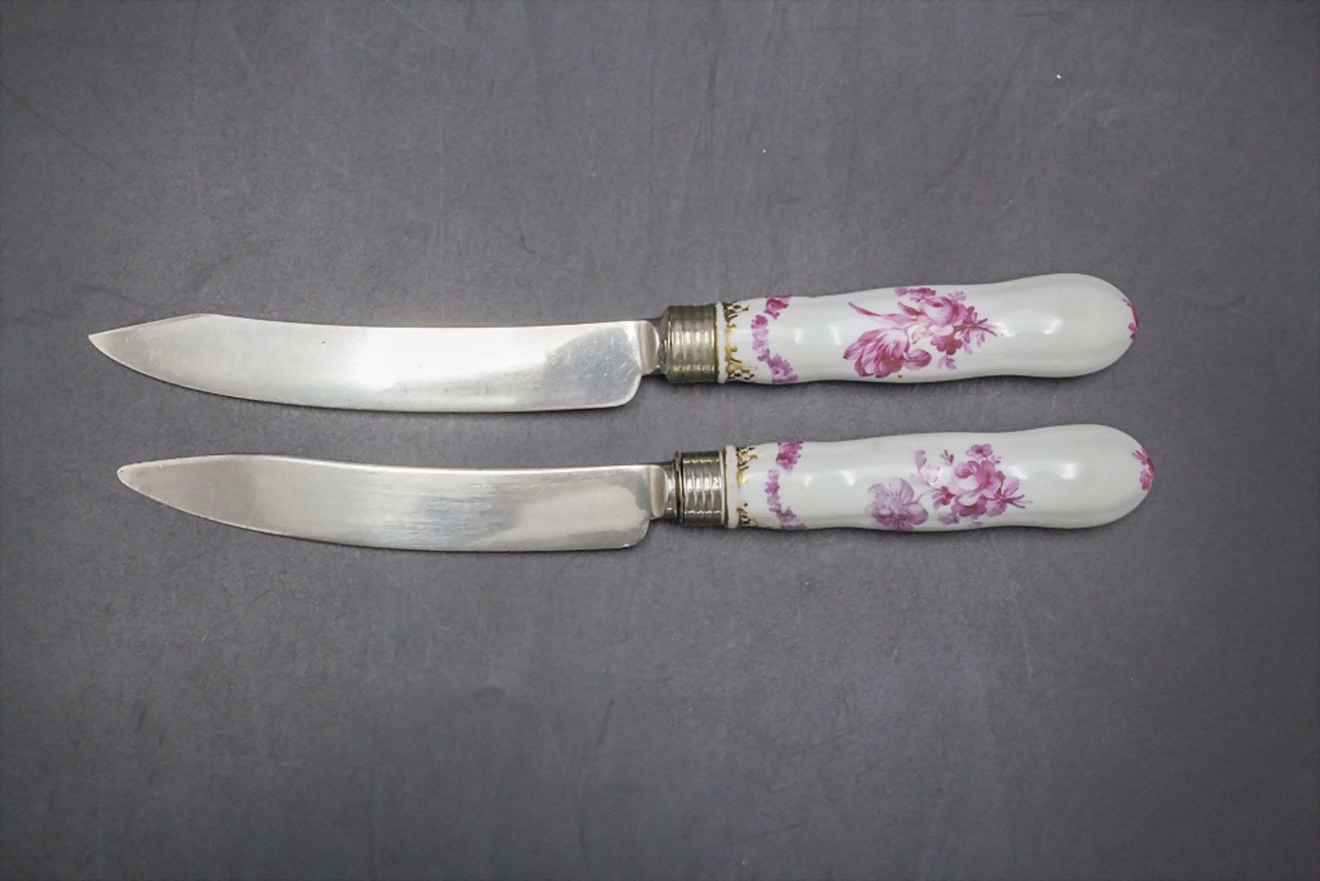 Paar Messer mit Purpurmalerei und Silberklinge / Two knives with purple flowers and silver ...